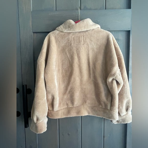 American Eagle 🦅 
Tan teddy fur jacket/coat 🧥 
Size Small - Picture 4 of 8
